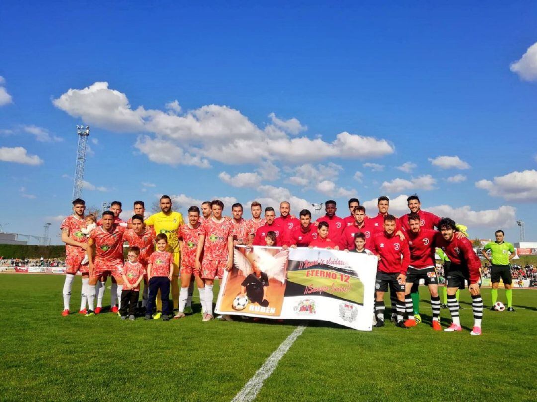 Unionistas y CD Guijuelo recordaron, un derbi más, a Rubén, el pequeño fubolista fallecido tras sufrir un cáncer infantil.