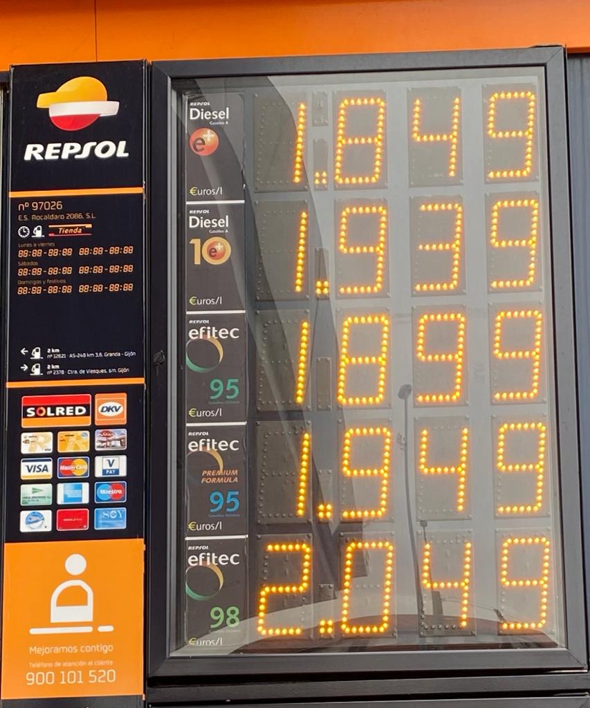 Panel de precios de una gasolinera gijonesa, con el coste de la gasolina 98 por encima de los dos euros por litro.