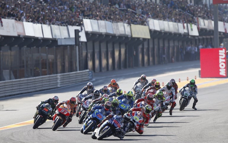  El piloto español de MotoGP Jorge Lorenzo encabeza la carrera en la primera vuelta del Gran Premio de la Comunidad Valenciana que se disputa hoy en el circuito Ricardo Tormo de Valencia