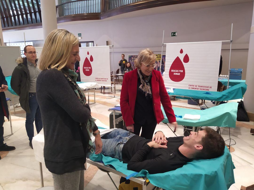 Cristina Arbona, directora del Centro de Transfusión de la Comunidad Valenciana y Ana Barceló, consellera de Sanitat de la GVA durante la campaña de donación de sangre de Radio Valencia