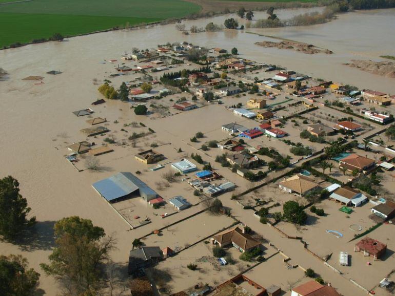 Parcelacion inundada junto al río Guadalquivir