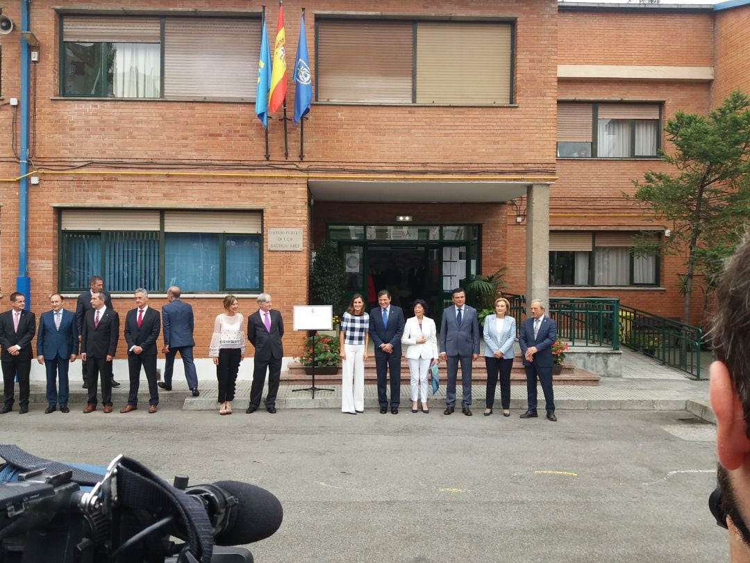 La directora del Colegio (a la izquierda en la fotografía) acompañó a la Reina Letizia durante su viista al centro con motivo de la inauguración del curso escolar el pasado mes de septiembre.  