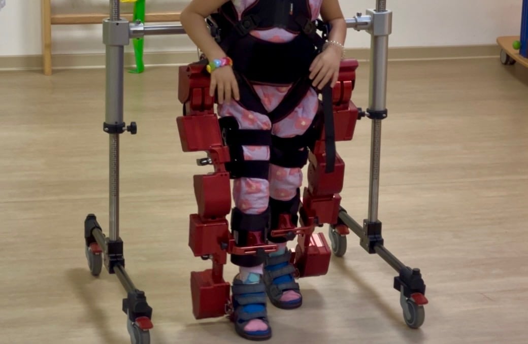 Paciente con exoesqueleto