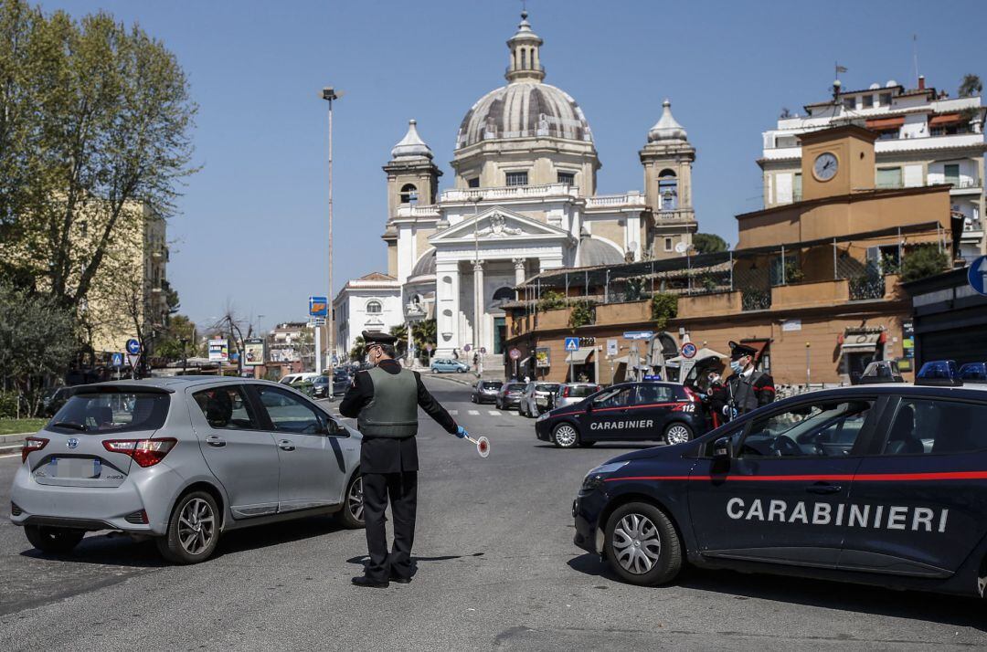 Carabineros de Italia regulan el tráfico.