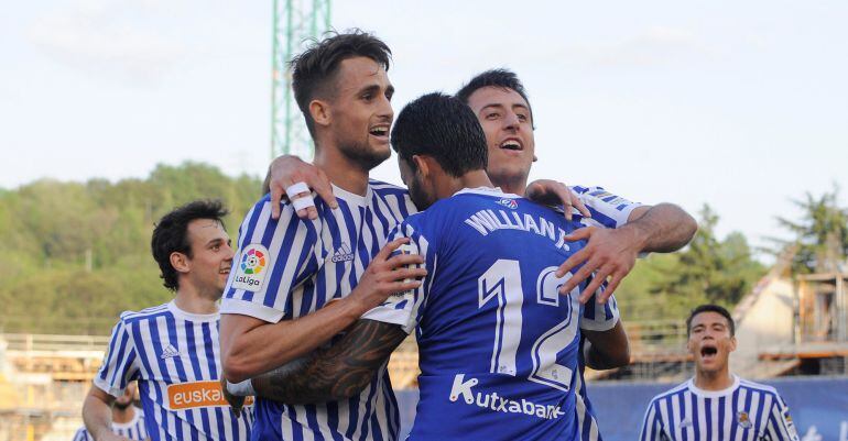 Los jugadores de la Real celebran el primer tanto de Willian José