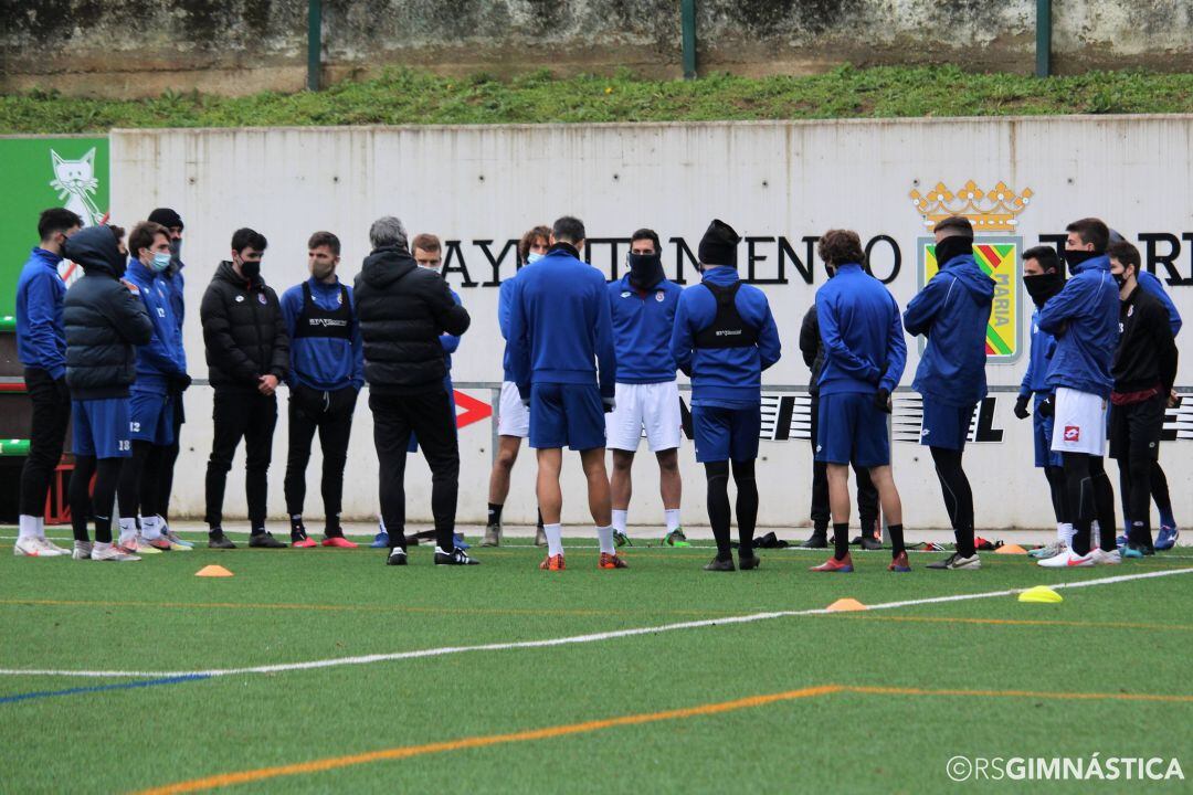 La plantilla gimnástica durante la charla previa a un entrenamiento