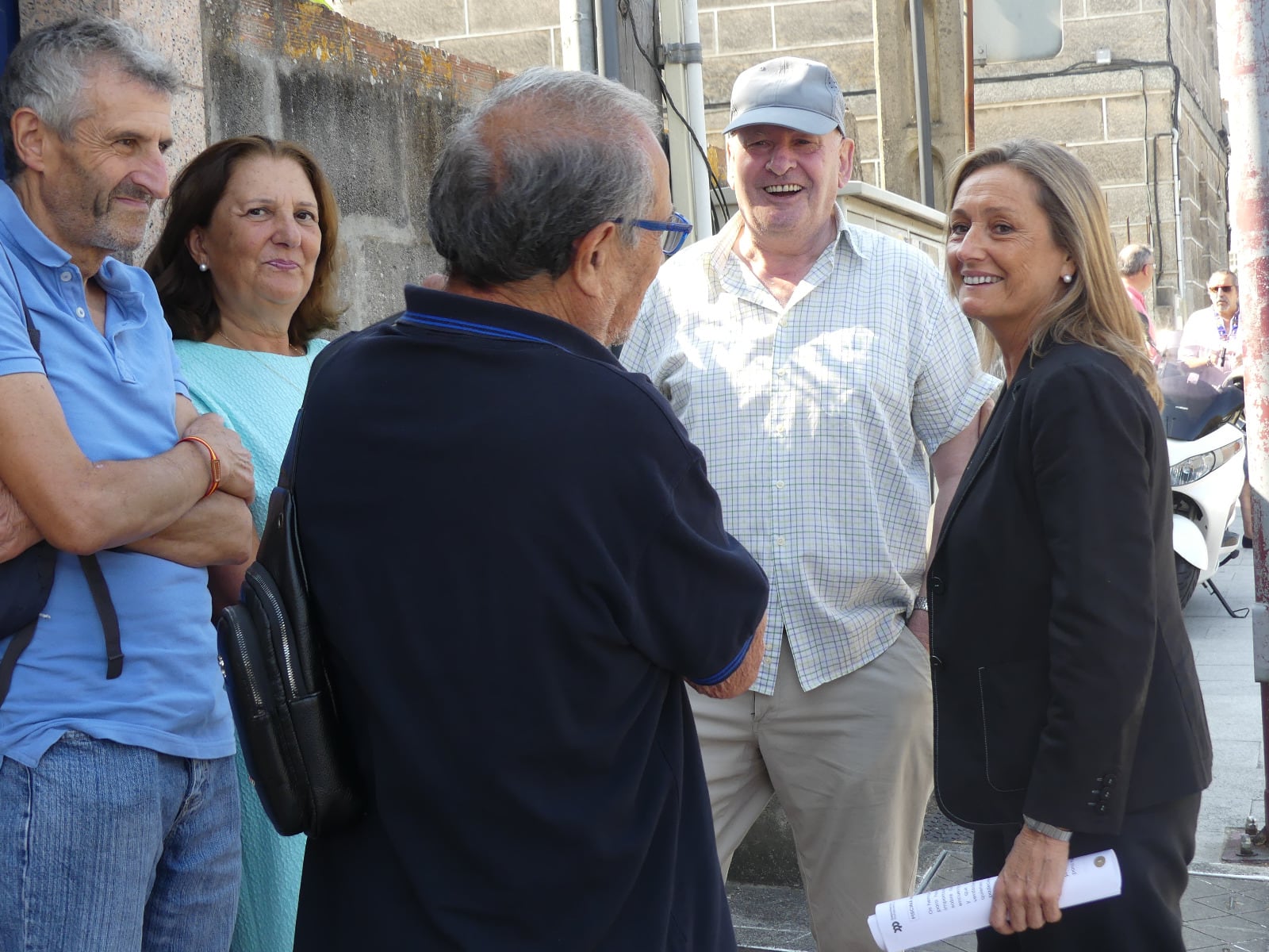Luisa Sánchez visita la piscina de Teis