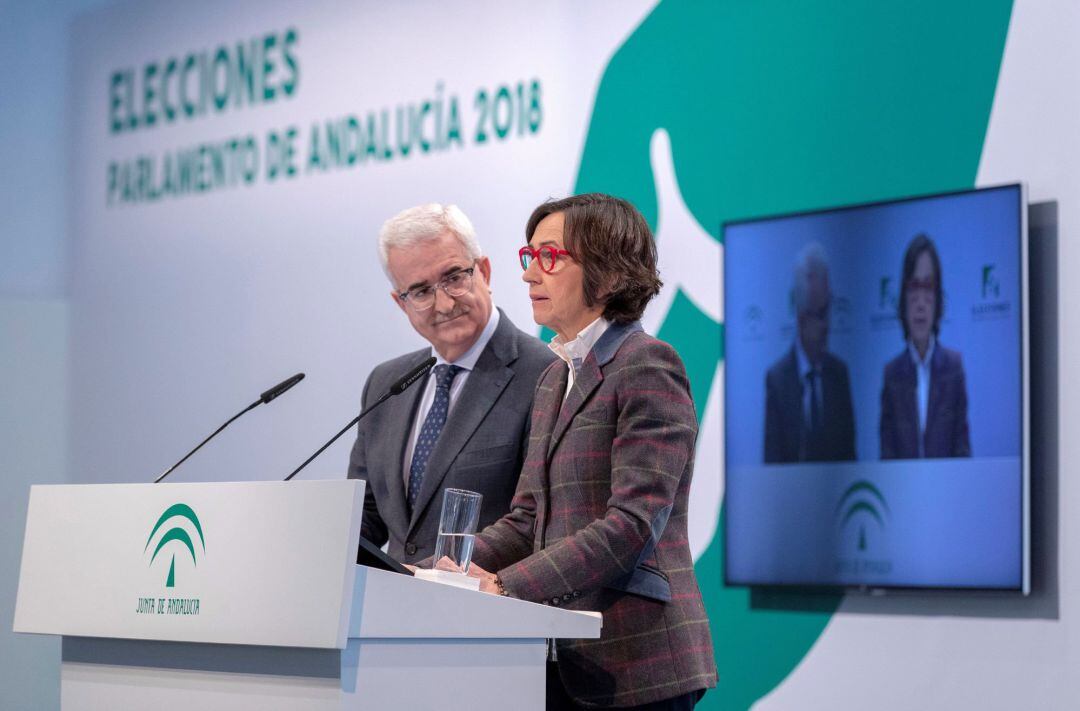 El vicepresidente de la Junta y consejero de la Presidencia, Administración Local y Memoria Democrática, Manuel Jiménez Barrios, y la consejera de Justicia e Interior, Rosa Aguilar, durante la presentación hoy en el Pabellón de la Navegación de Sevilla de