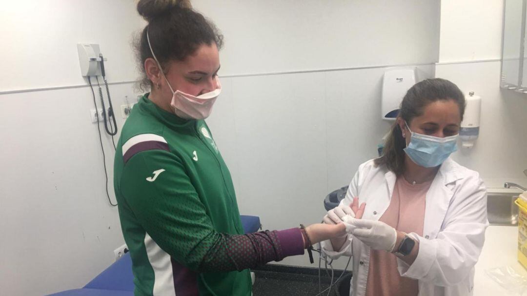 El Unicaja Femenino pasando las pruebas médicas