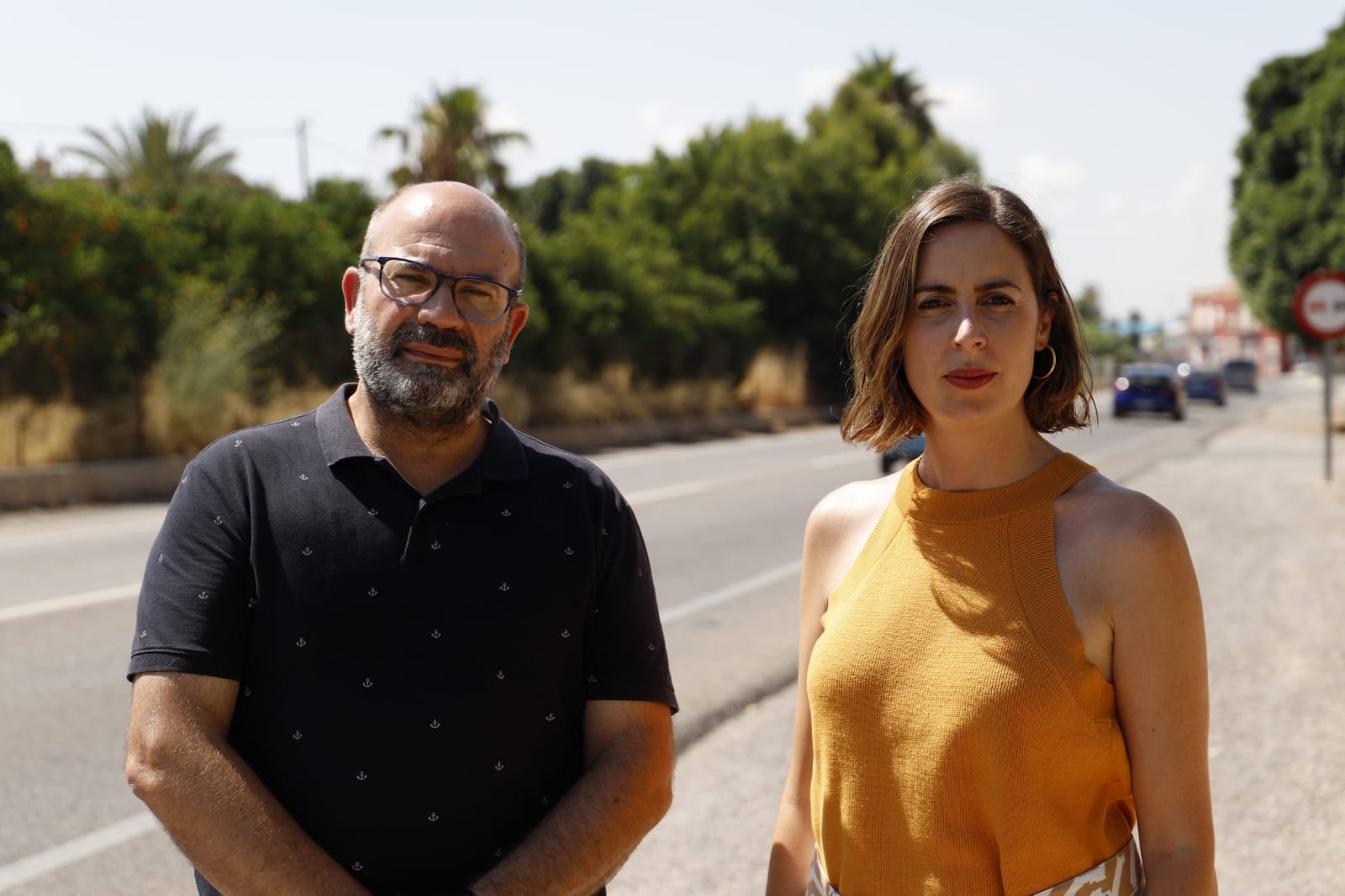 Los dos concejales de Compromís, Felip Sànchez y Esther Díez, junto a uno de los carriles bici hacia las pedanías