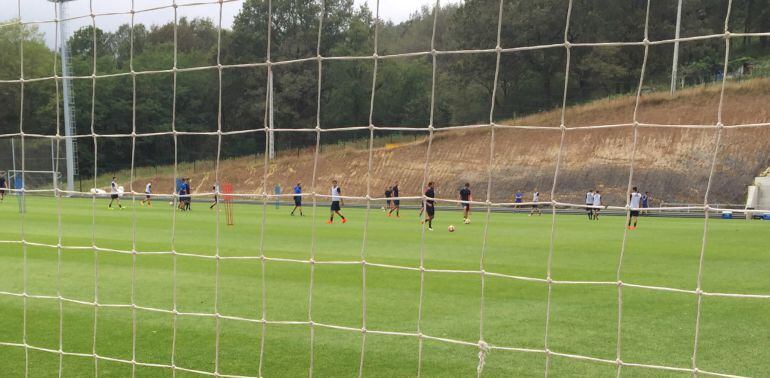 Mikel Oyarzabal juega como mediapunta en un ejercicio táctico en Zubieta