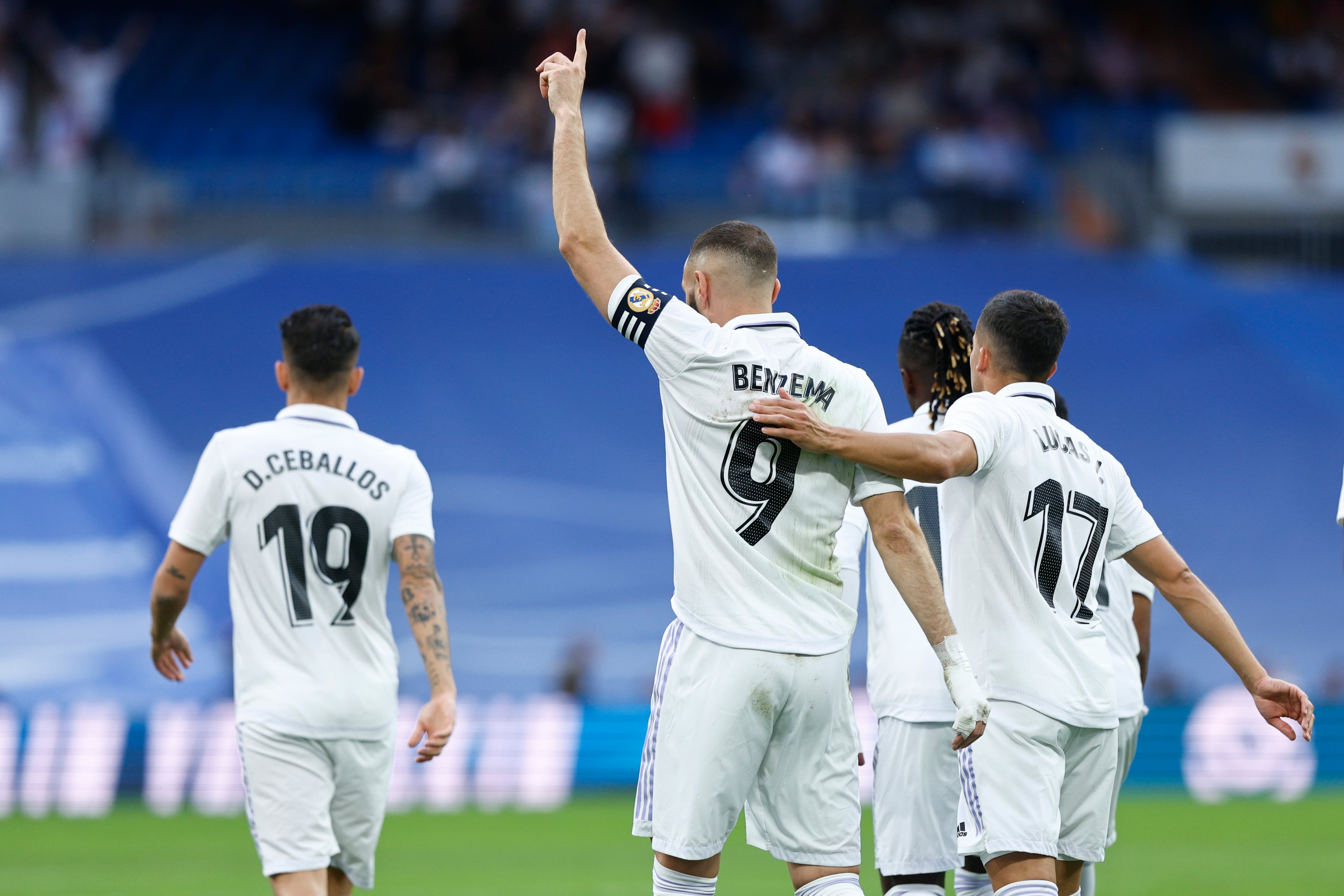 MADRID, 29/04/2023.- El delantero del Real Madrid Karim Benzema celebra su gol, primero del equipo blanco ante el Almería, en el encuentro correspondiente a la jornada 32 de LaLiga Santander que Real Madrid y UD Almería disputan este sábado en el Santiago Bernabéu, en Madrid. EFE/ Rodrigo Jiménez
