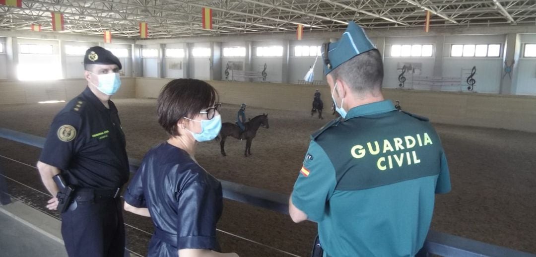 María Gámez, directora general de la Guardia Civil, visitó en Valdemoro el GRS1 y el Escuadrón de caballería.