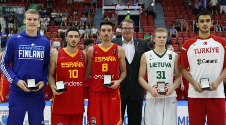 De izquierda a derecha, Lauri Markkanen, Francisco Alonso, Marc García, Kristupas Zemaitis y Omer Yurtseven formaron el quintento ideal del Eurobasket sub20 de 2017