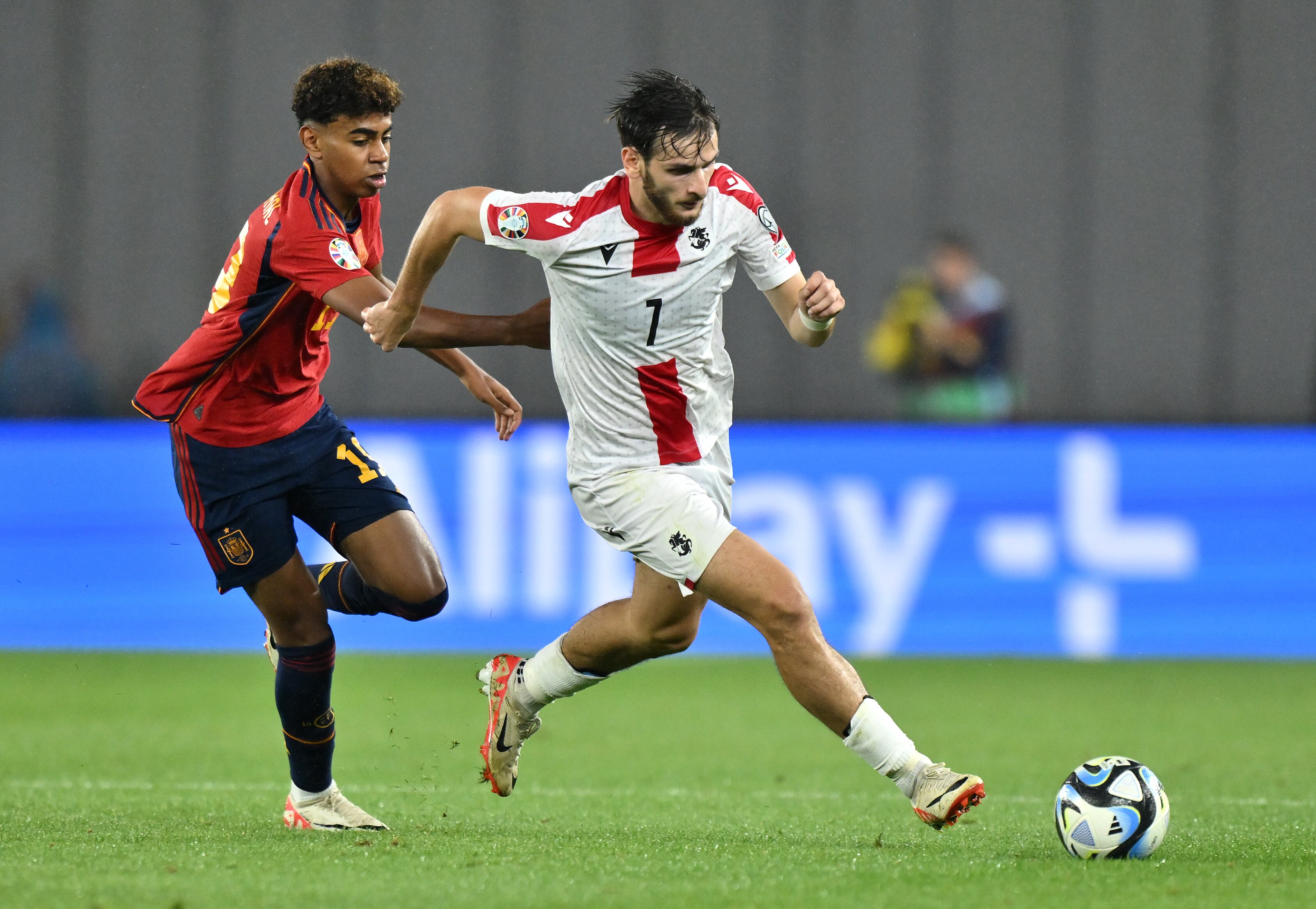 Lamine Yamal debuta ante Georgia y es el jugador más joven en vestir la camiseta de España. (Photo by Oliver Hardt - UEFA/UEFA via Getty Images)