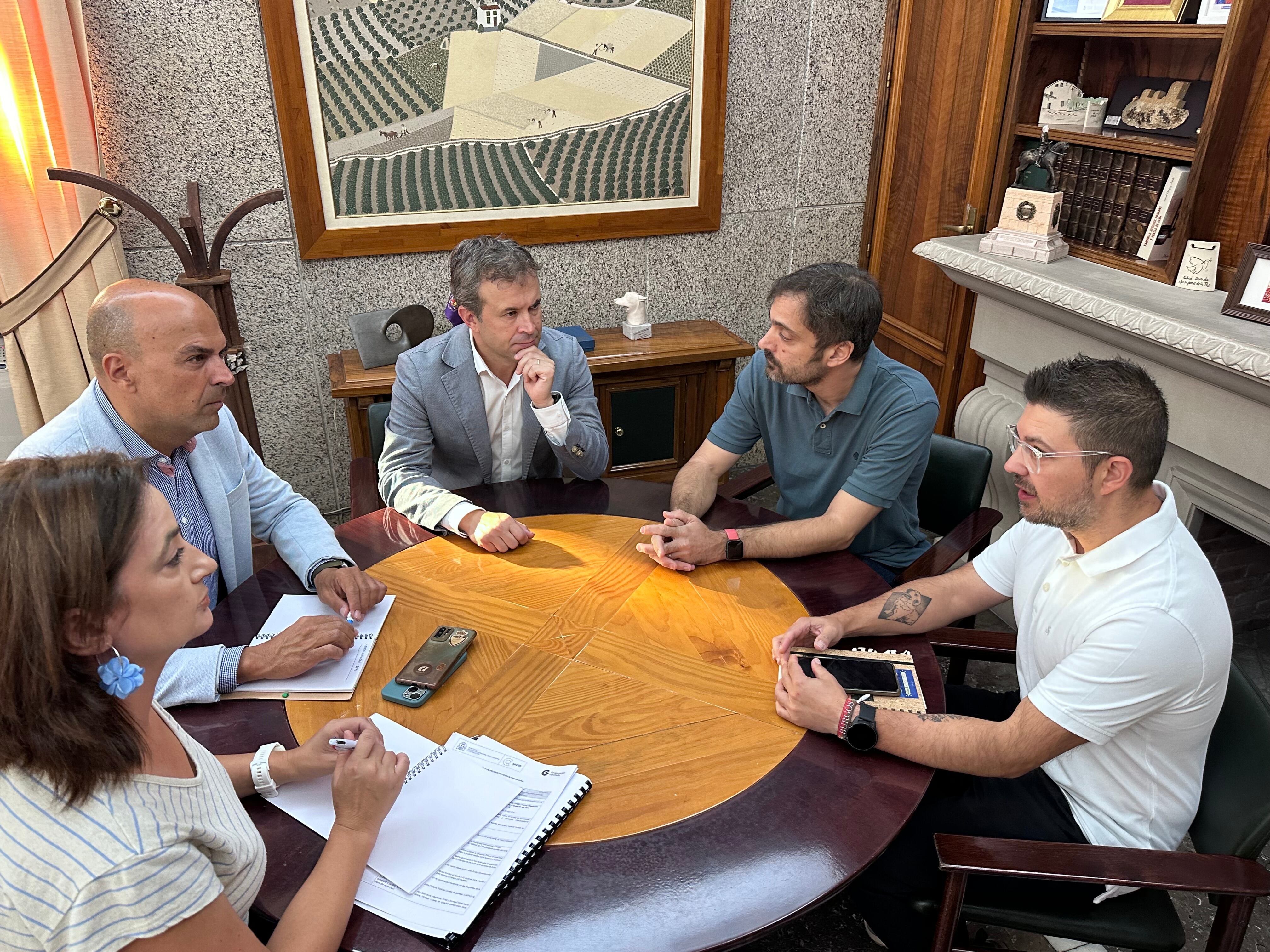 Reunión de responsables municipales con el AMPA del CEIP Martín Noguera.