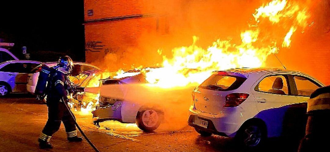 Los bomberos de Fuenlabrada sofocando el incendio