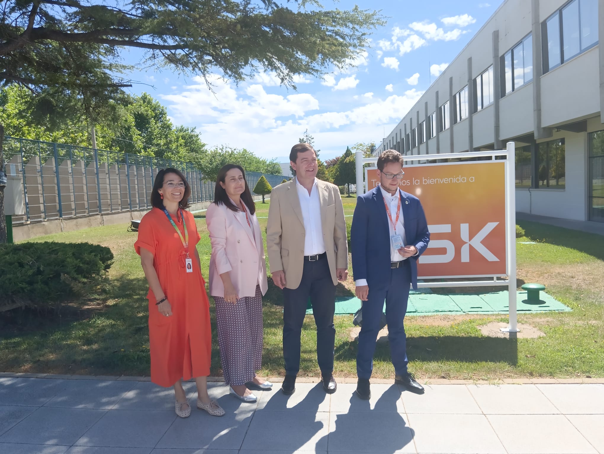 Fernández Mañueco posa con el alcalde de Aranda, Antonio Linaje, la presidenta de GSK España, Cristina Henríquez de Luna y la directora de la planta arandina, Carolina Sánchez-Céspedes