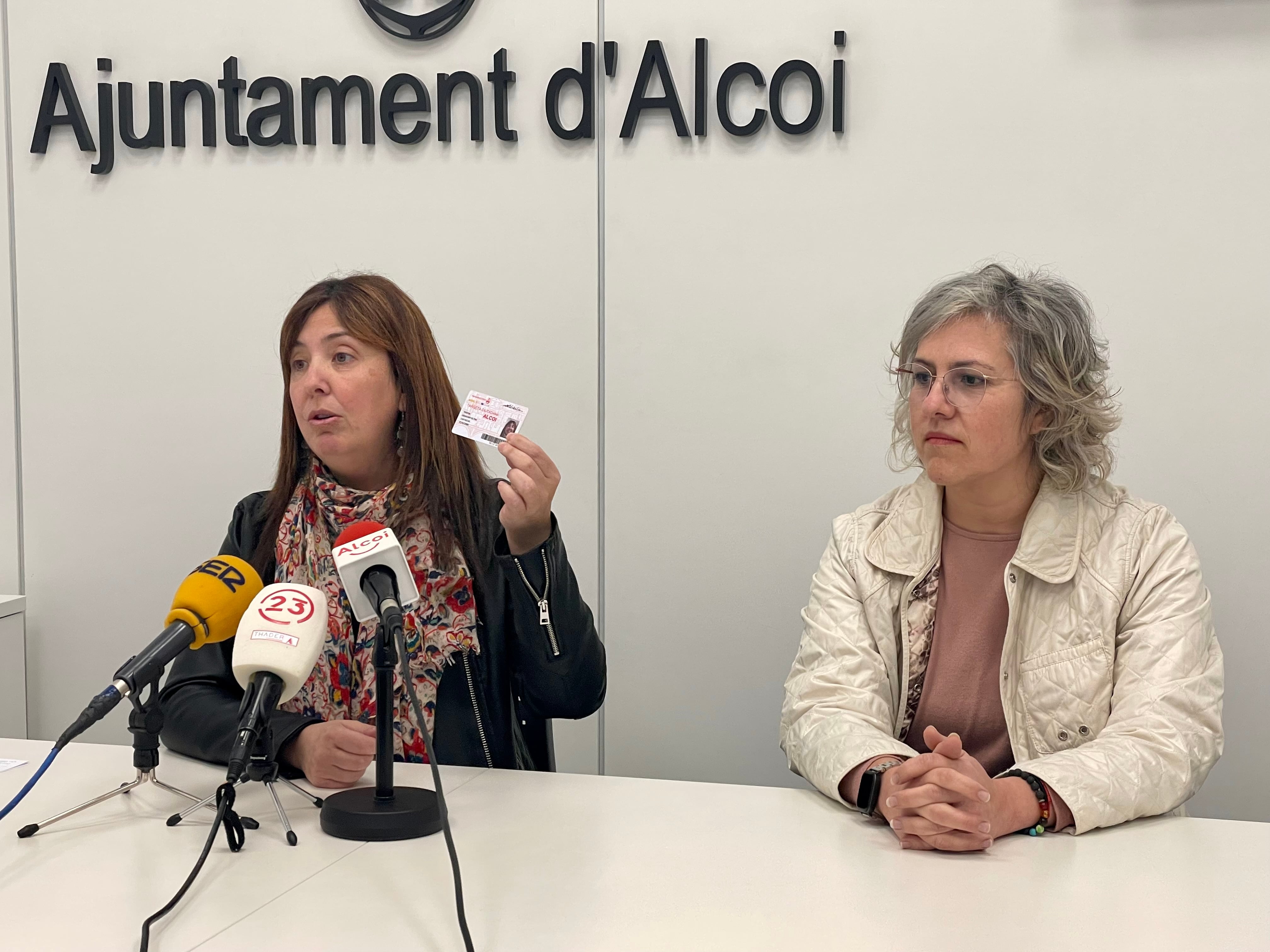 Teresa Sanjuán, edil de Información y Defensa de la Ciudadanía, y la técnico Elia Llinares presentando la tarjeta ciudadana de Alcoy.