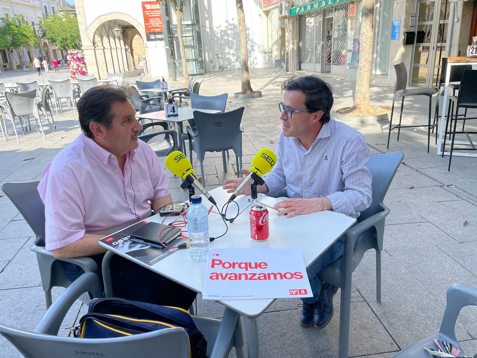 Miguel Ángel Gallardo durante la entrevista en la plaza de España