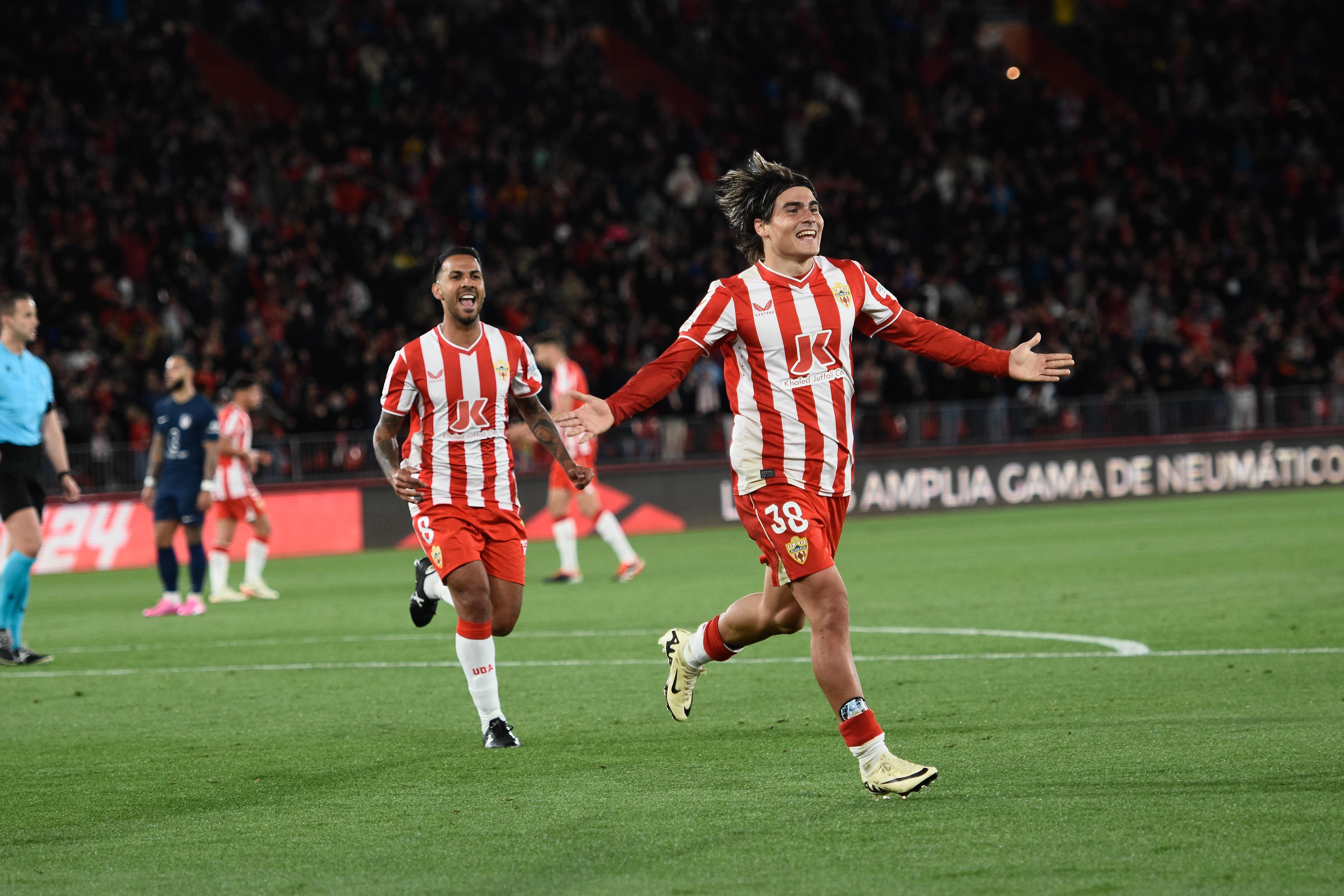 Las estrellas de la noche. Jonathan Viera y Luka Romero después del 2-2.