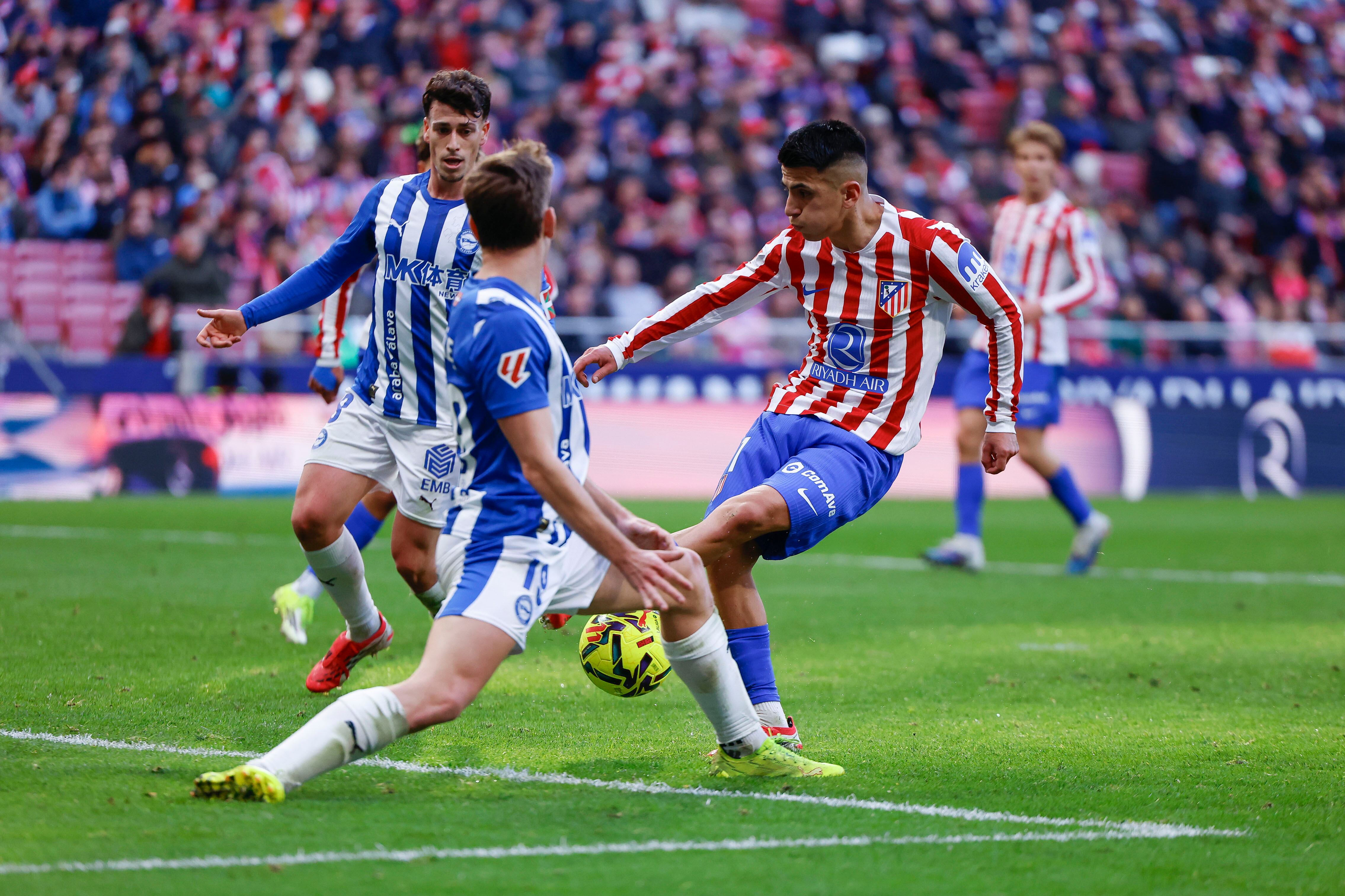 MADRID, 18/01/2026.-El jugador del Atlético de Madrid Thiago Almada y el jugador del Alavés Pablo Ibáñez, durante el partido de LaLiga EA Sports entre el Atlético de Madrid y el Alavés, este domingo en el estadio Riyadh Air Metropolitano en Madrid.-EFE/ Manu Reino