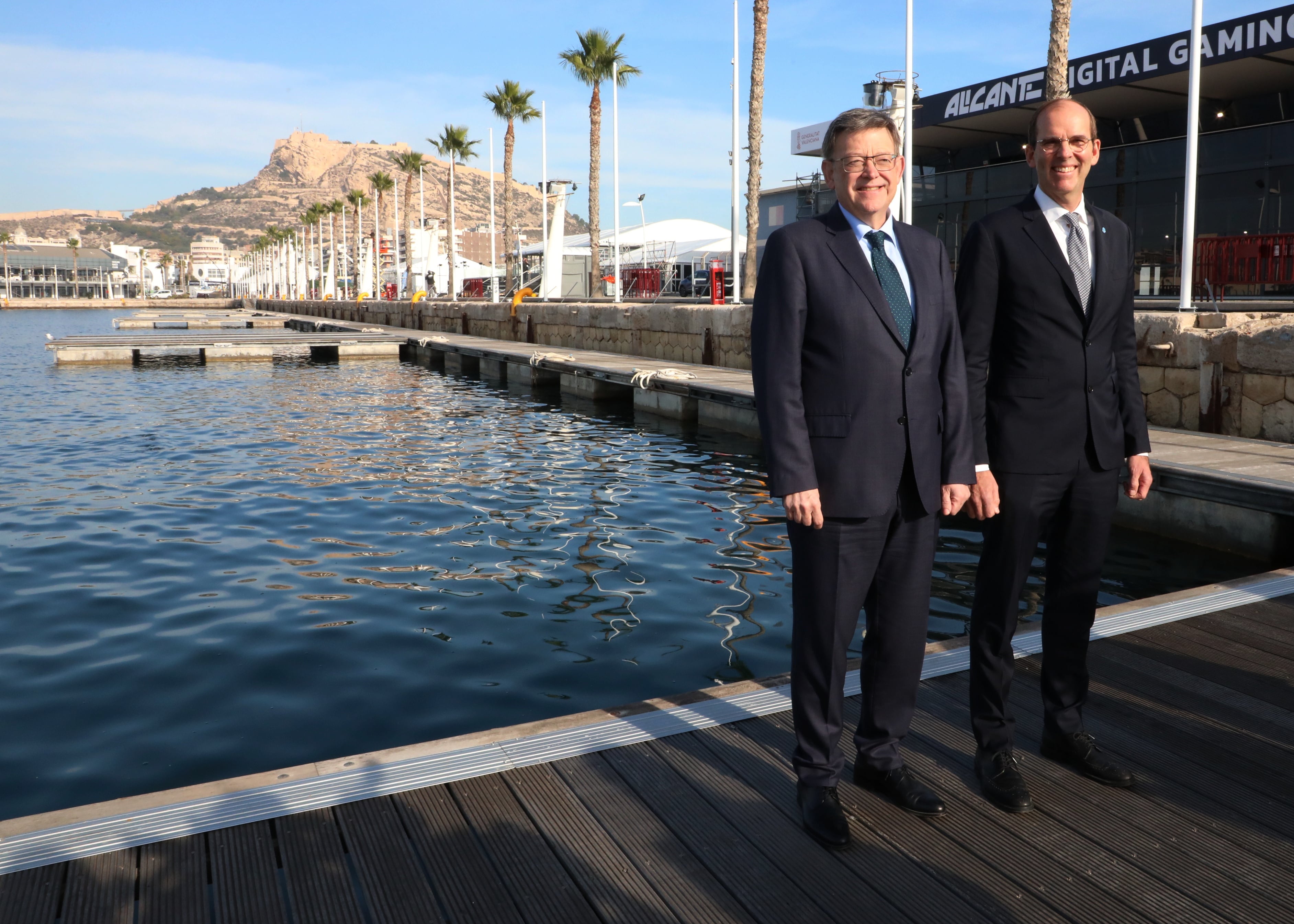 El president, Ximo Puig, y el director de la regata, Richard Brisus, en la presentación de la salida de la Ocean Race en 2023