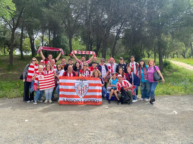 Foto de familia de los almerienses en Sevilla en la previa de la final de la Copa del Rey.