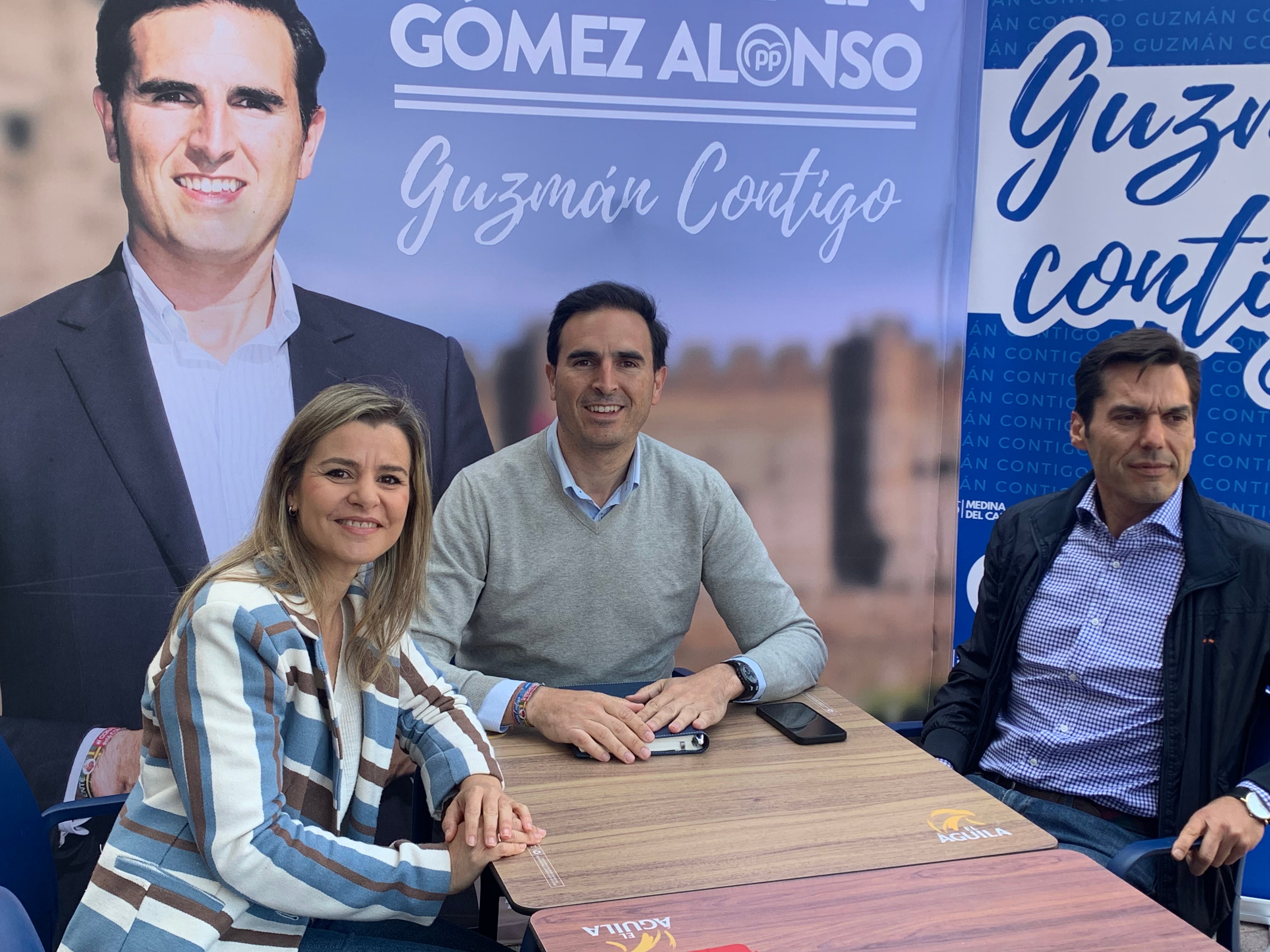 Raquel Barbado, Guzmán Gómez y Luis Carlos Salcedo en la presentación de la candidatura popular en las pasadas elecciones municipales 2023