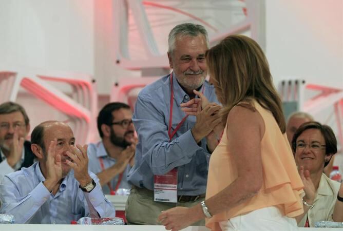 Susana Díaz saludando a José Antonio Griñán durante el congreso federal extraordinario que el PSOE