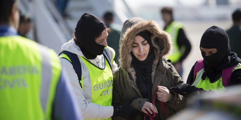 Spanish Civil Guards escorts a Moroccan woman, named as Samira Yerou in a ministry statement, at Barcelona&#039;s airport, March 7, 2015. Spanish authorities on Saturday arrested a Moroccan woman resident in Spain on suspicion of attempting to join Islamic Sta