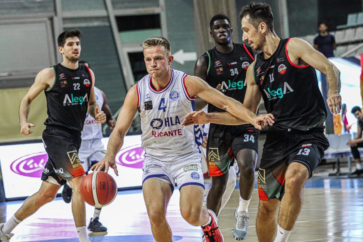 Brad Davison en el partido ante Cantabria