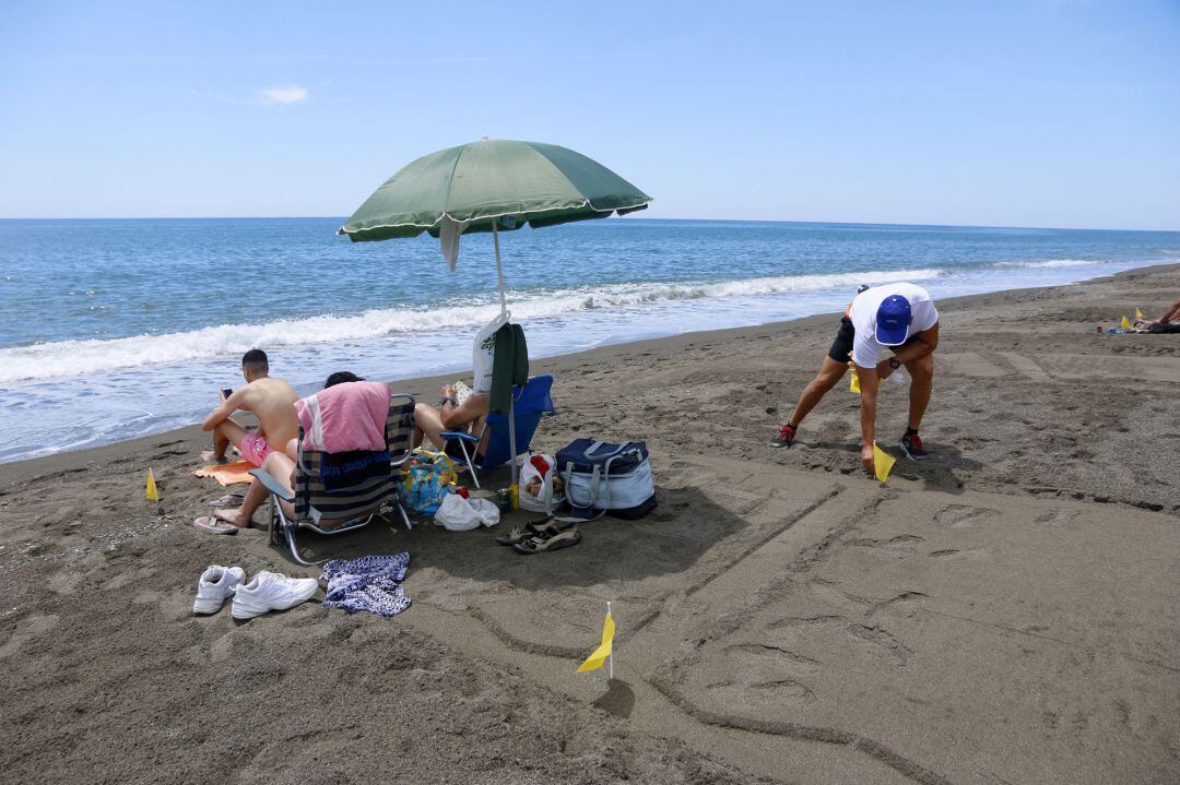 Las playas de Vélez Málaga, parceladas para mantener la distancias entres sus usuarios en el primer día de la Fase 2 en el que se permite el uso de dichas playas para tomar el sol y bañarse