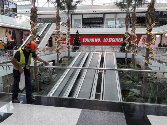 Un obrero ultima los trabajos este martes para la apertura del centro comercial Nevada de Armilla (Granada)