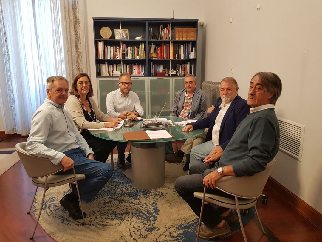 Reunión en la Diputación de Palencia con representantes de Vilamuriel de Cerrato (Palencia)