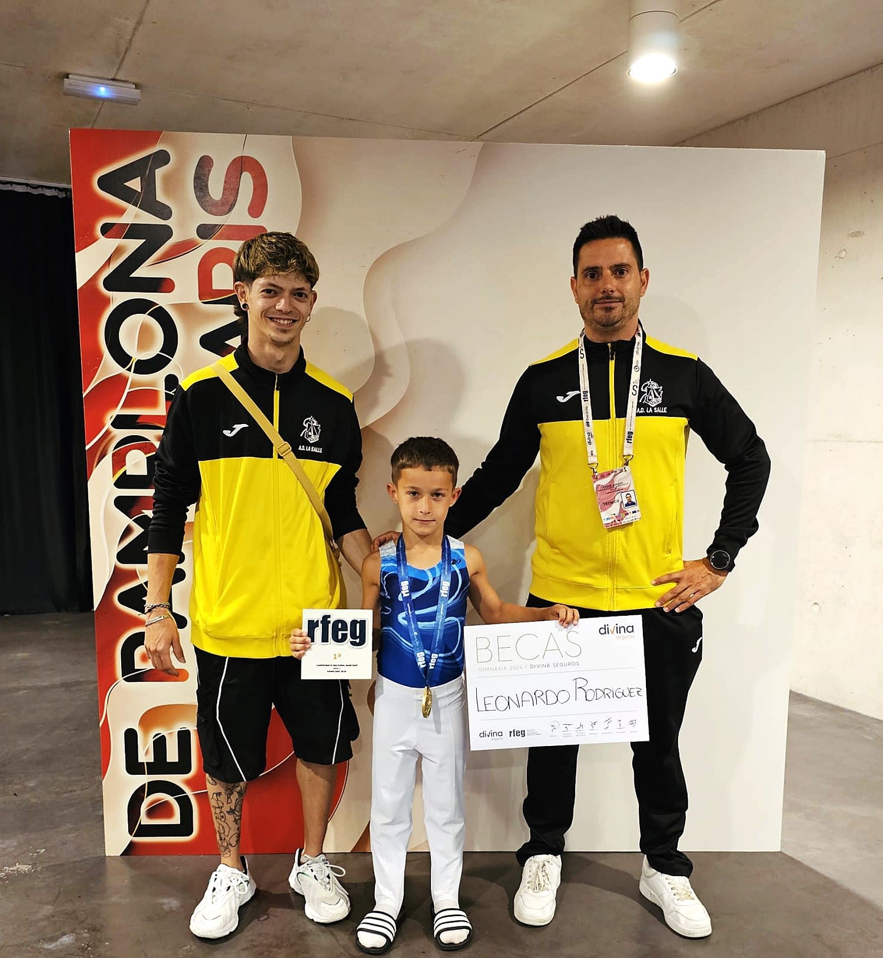 Leo con sus entrenadores tras proclamarse campeones de España.