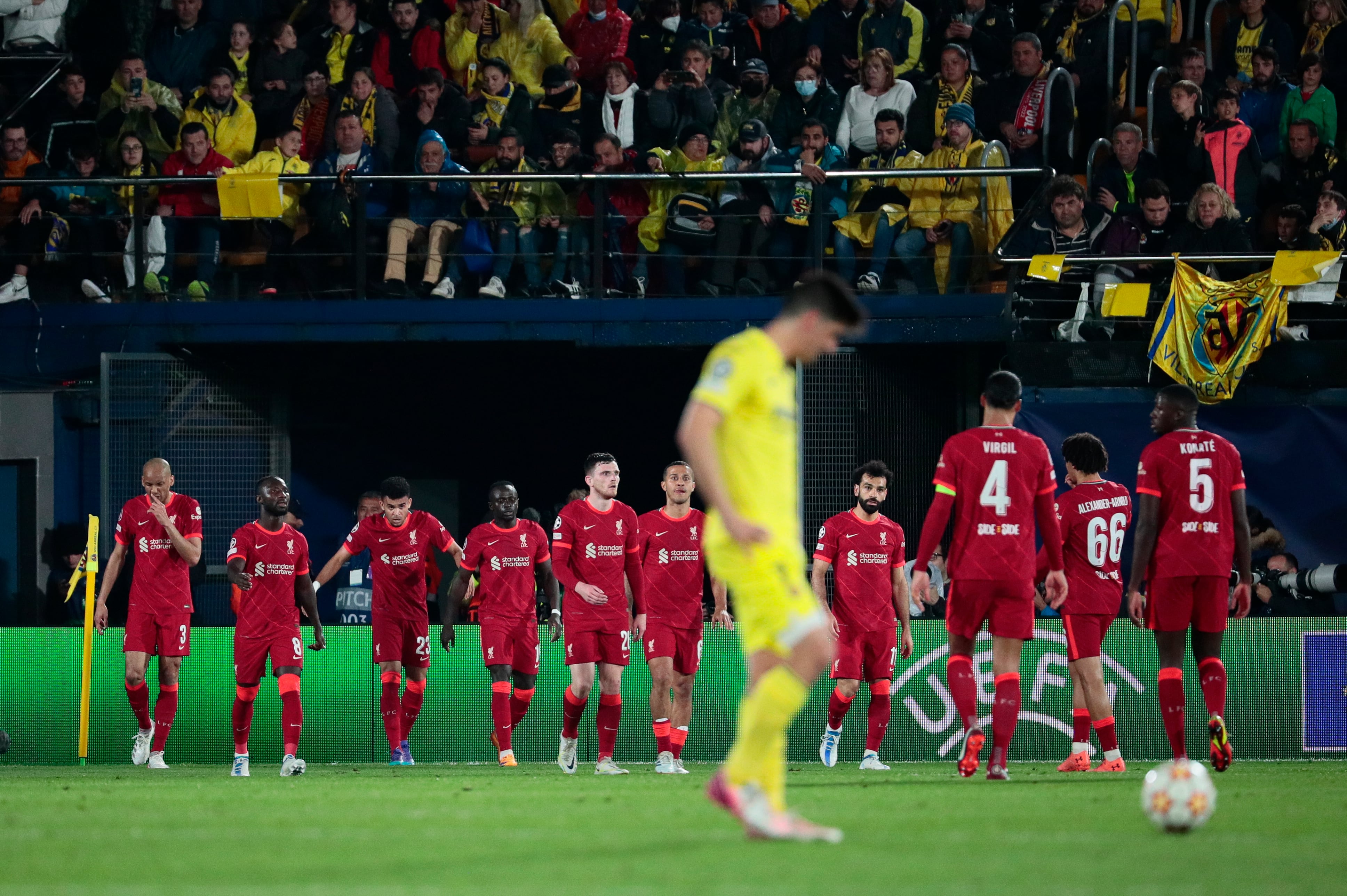 Los jugadores del Liverpool celebran el segundo gol ante el Villarreal, durante el partido de vuelta de las semifinales de la Liga de Campeones que disputan hoy martes en el estadio de La Cerámica.