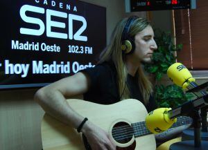 Sergio Bonnin a la guitarra con Karlawithk