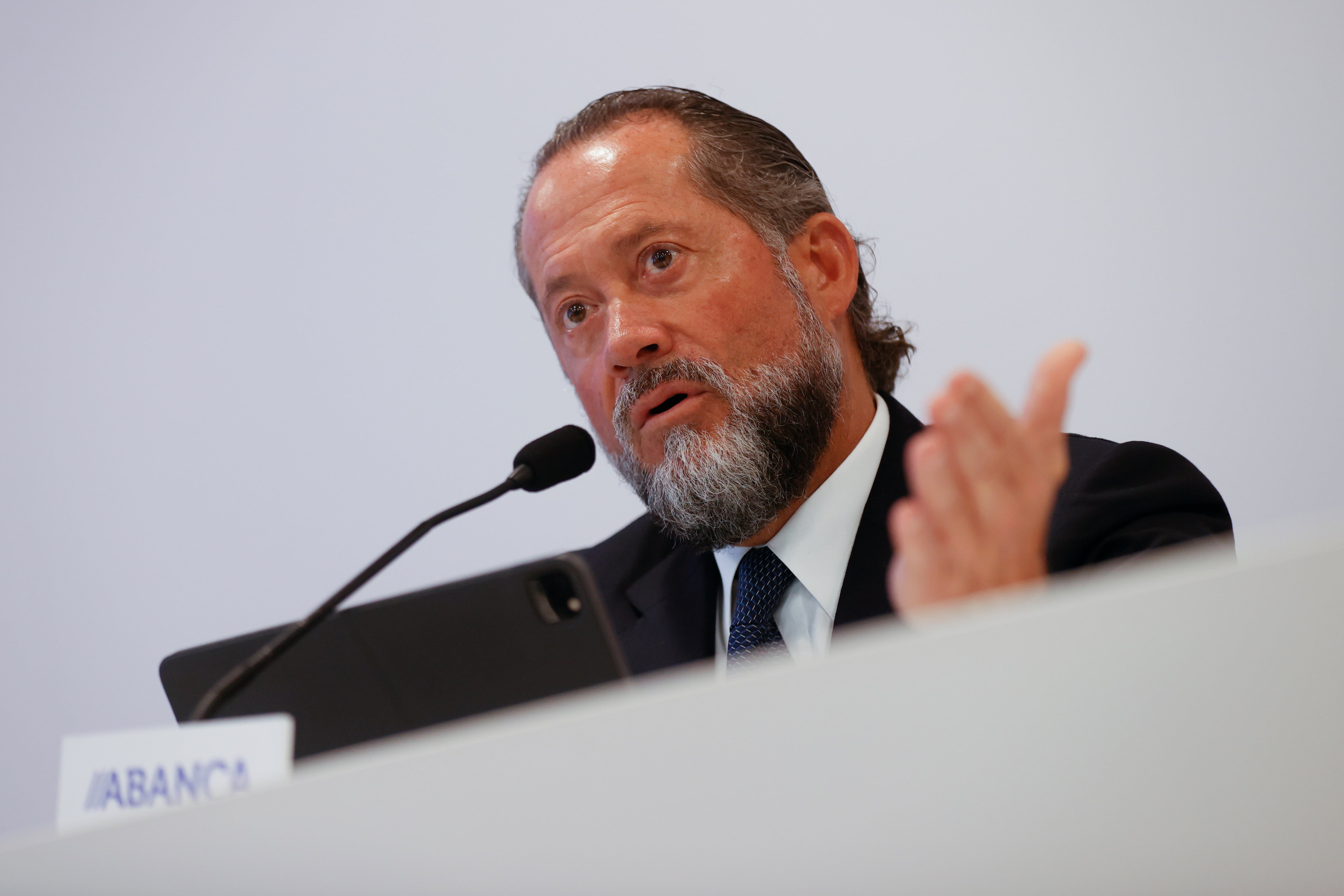 SANTIAGO DE COMPOSTELA, 29/07/2022.- El presidente de ABANCA, Juan Carlos Escotet Rodríguez (c), presenta los resultados del banco en el primer semestre del año, este viernes, en Santiago de Compostela. EFE/ Lavandeira Jr.
