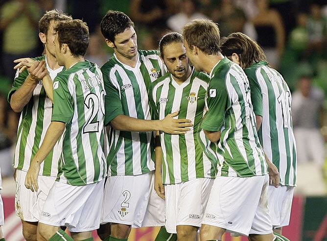 Los jugadores del Betis celebran el tercer gol del equipo