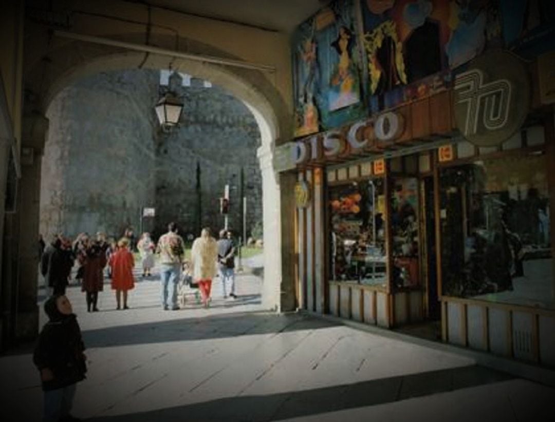 Un niño observa la tienda de Disco 70. Año 1980
