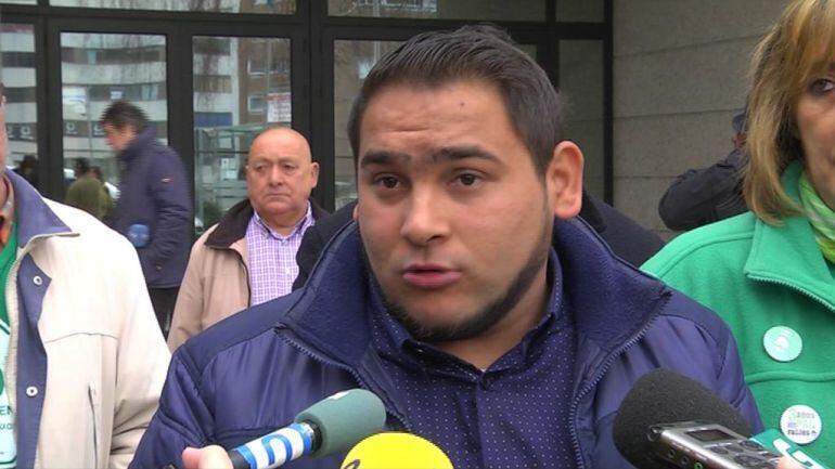 Ramón es uno de los familiares afectado por un desahucio que solicita una vivienda