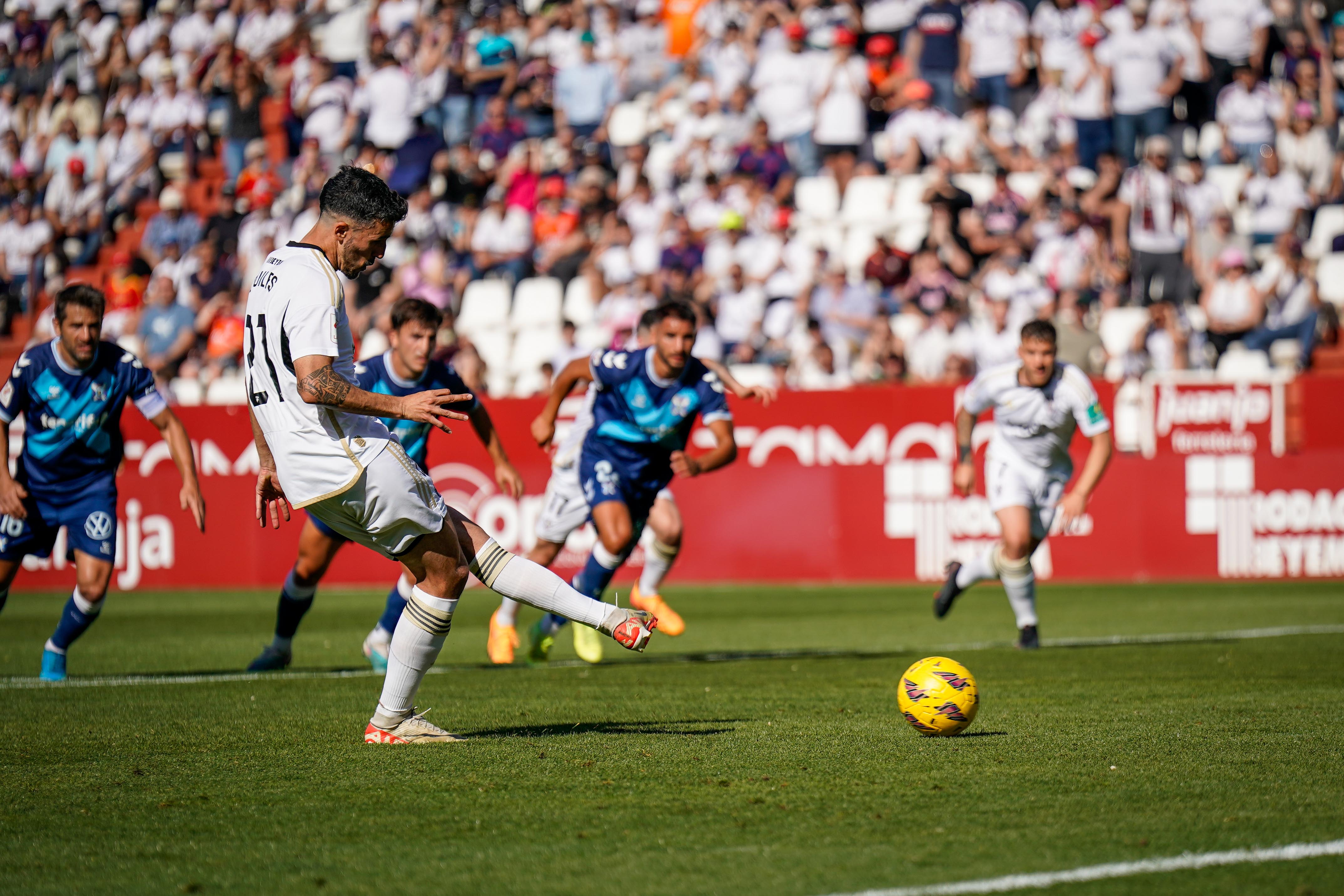 Partido de la jornada 35 de la Segunda División 2023-2024 de la liga de fútbol española, Liga Hypermotion, entre Albacete-Tenerife disputado el 14/4/2024 en el Carlos Belmonte. Foto Josema Moreno