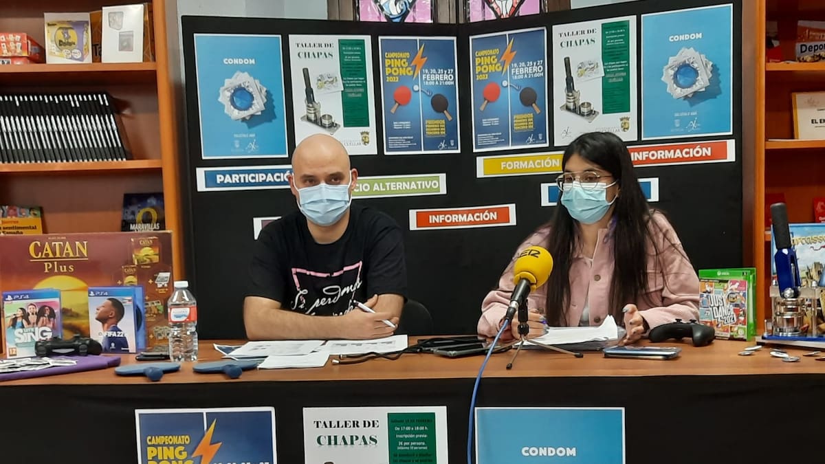 Lucía Arranz, concejal de Juventud de Cuéllar y Sergei Sanz, técnico de la Casa Joven, explican el servicio de dispensación de preservativos en la Casa Joven de Cuéllar