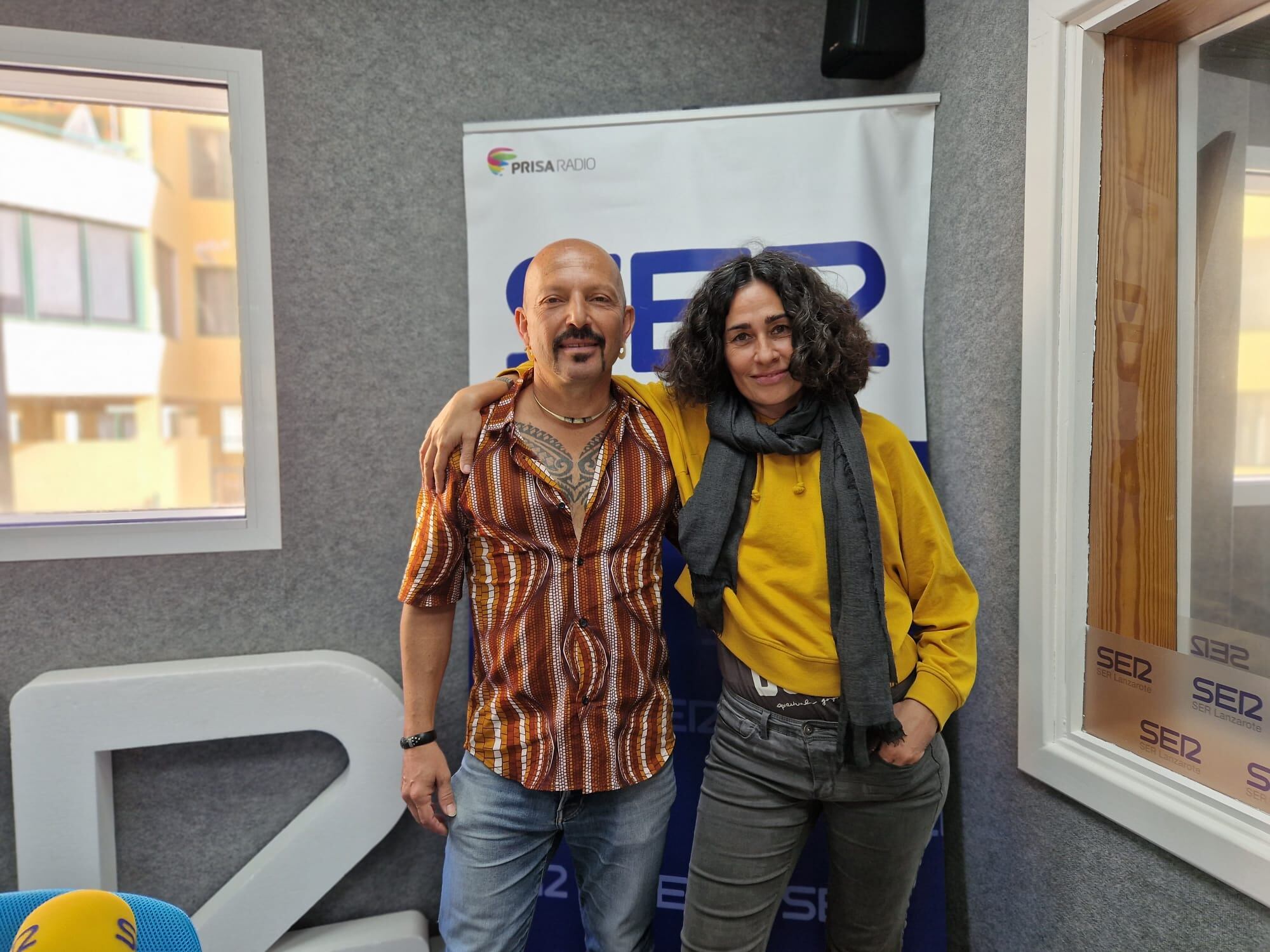 El artista Dushanbe junto a Vera Bum, miembro del Teleclub Sociedad de Máguez.