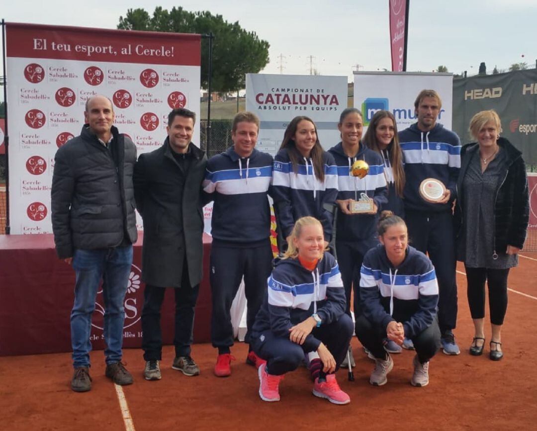 Paula Arias, de pie, cuarta por la izquierda, ya con muletas, en la entrega de premios del Campeontao de Cataluña por Equipos