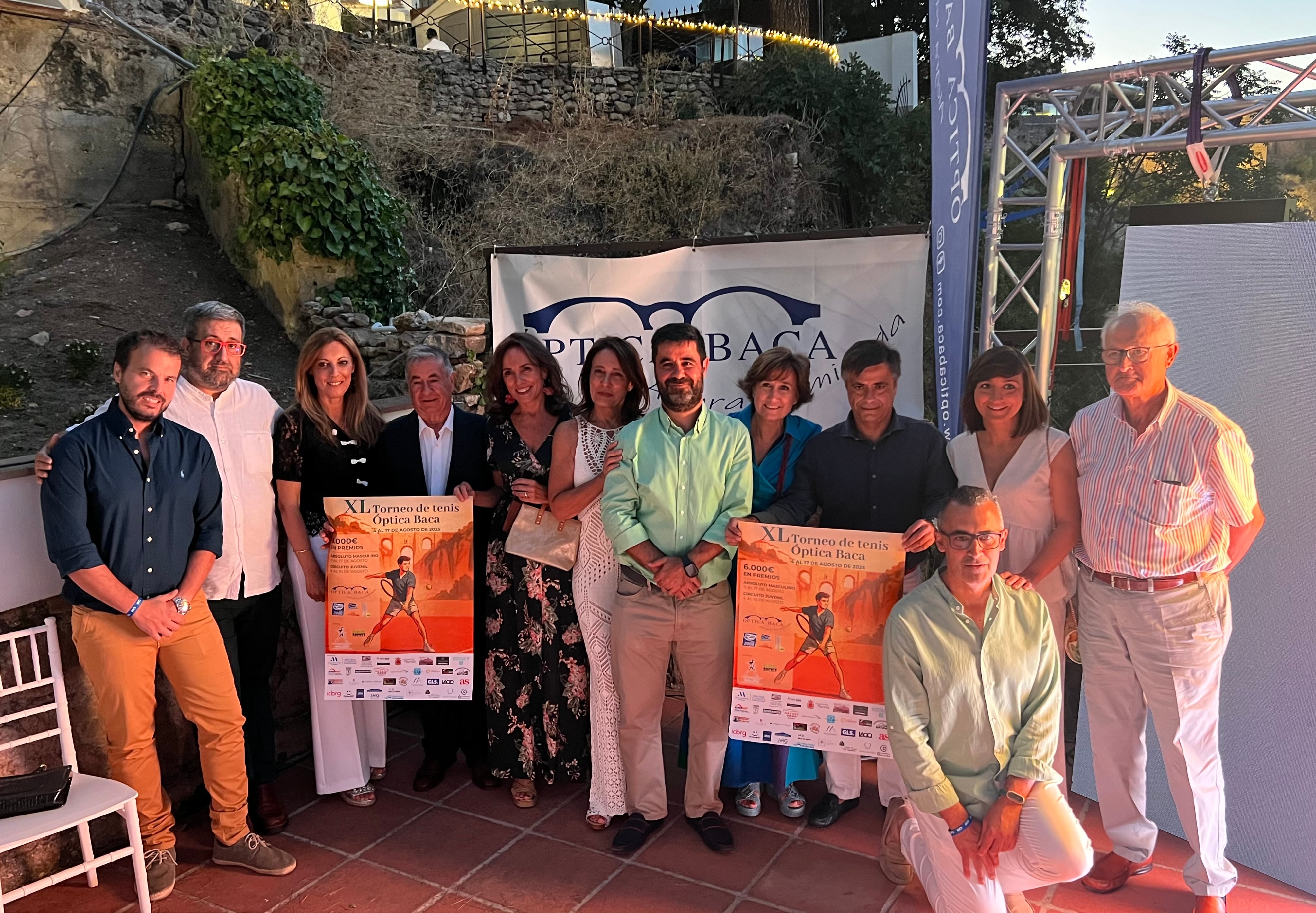 Organizadores de la competición junto a las propietarias y trabajadores de Óptica Baca