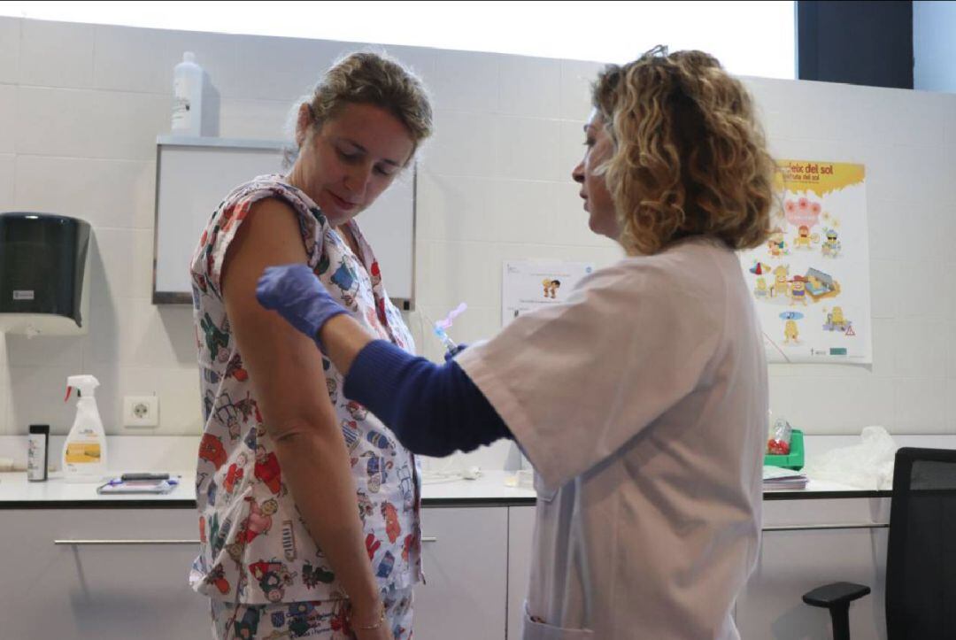 La vacuna contra la gripe es recomendable para las personas mayores de 65 años, enfermos crónicos, y menores de más de seis meses con una enfermedad crónica