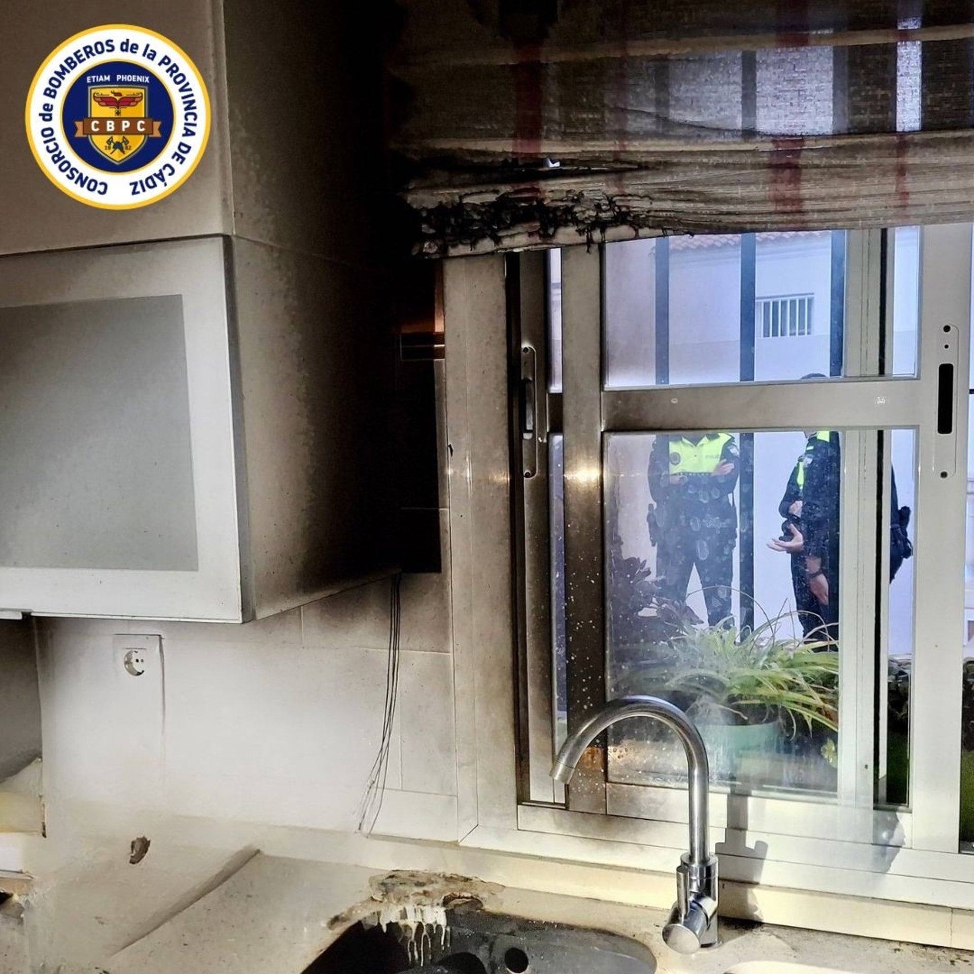 Cocina afectada por las llamas en una vivienda de Arcos de la Frontera (Cádiz), donde han resultado heridos por quemaduras un padre y su hijo