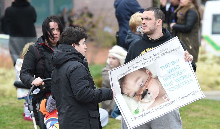 Activistas piden que no se desconecte de las máquinas la bebé Alfie.